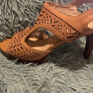 Elegant Tan Women's Heels